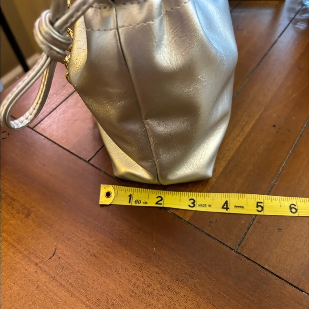 Universal Thread Metallic Silver Shoulder Bag with Gold Chain Strap 💎